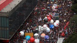 Un millón de brasileños salieron a protestar y y Bolsonaro les dijo idiotas