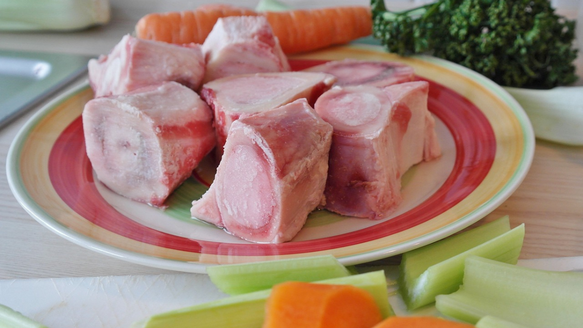 Los cartílafos, la médula ósea y el tuétano de la carne pueden ayudarnos en la producción de colágeno. Los cartílafos, la médula ósea y el tuétano de la carne pueden ayudarnos en la producción de colágeno.