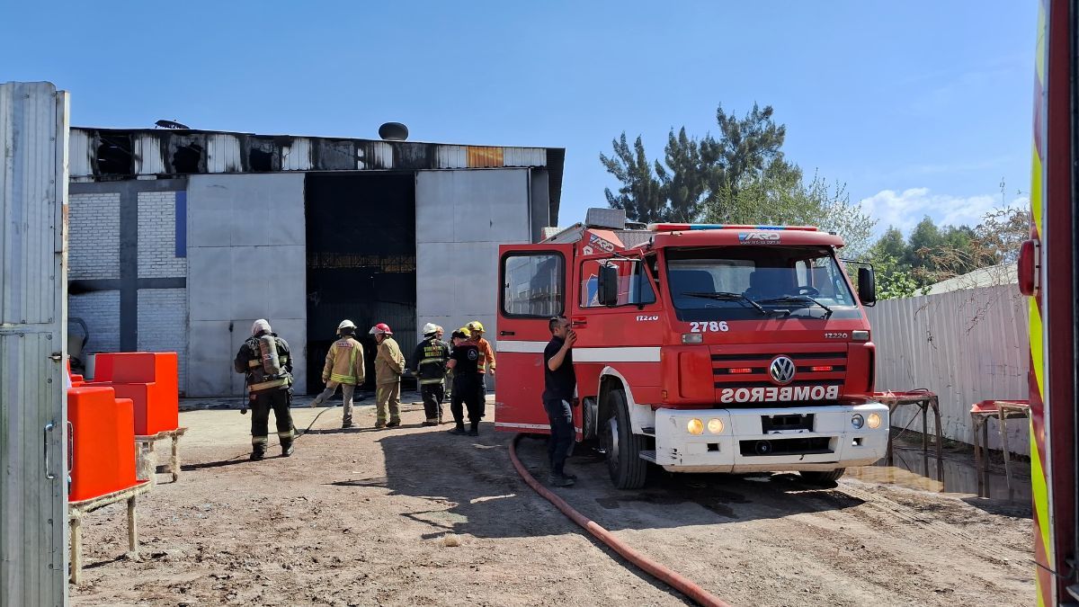 La fábrica de piletas incendiado