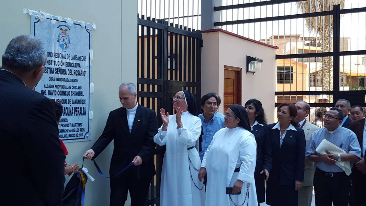 En Perú, durante la inauguración de un centro educativo. Elfi y Robert Prevost mantienen una relación cercana. En Perú, durante la inauguración de un centro educativo. Elfi y Robert Prevost mantienen una relación cercana.