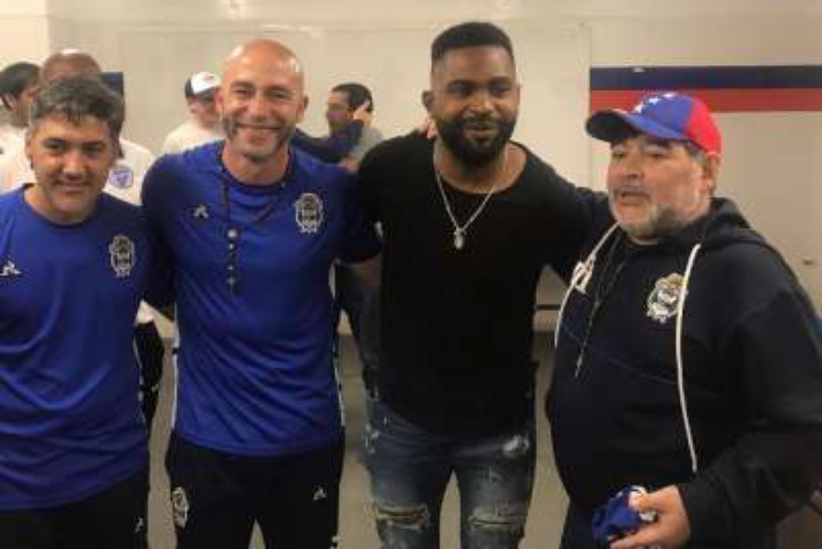 Adrián González, Méndez, el Morro García y Maradona tras un Gimnasia La Plata - Godoy Cruz, en 2019. Adrián González, Méndez, el Morro García y Maradona tras un Gimnasia La Plata - Godoy Cruz, en 2019.