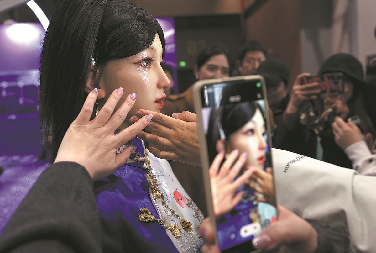 Un robot humanoide llama la atención en la Convención de Ciencia Ficción de China 2025 en Beijing. ZOU HONG / CHINA DAILY