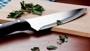 Cómo afilar un cuchillo de cocina con un fácil truco casero: paso a paso para devolverle el filo original Cómo afilar un cuchillo de cocina con un fácil truco casero: paso a paso para devolverle el filo original