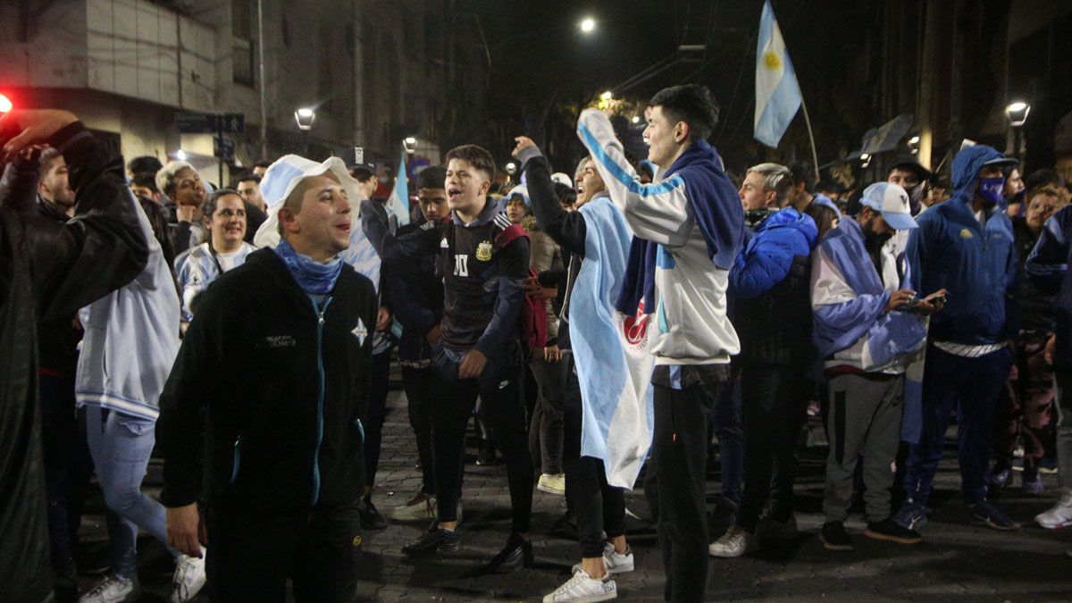 Los hinchas celebraron en las calles mendocinas (UNO/Fernando Martínez).
