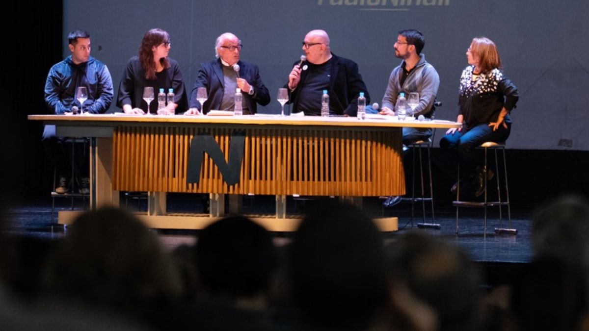¡Equipo completo! Bebo Granados participó de un programa especial este viernes en el Teatro Plaza junto a sus compañeros de No Tenés Cara. En la mesa lo acompañan: Ricardo Montacuto, Agustina Fiadino, Pablo Gerardi, Pato Amico y Tomás Winterstetter. ¡Equipo completo! Bebo Granados participó de un programa especial este viernes en el Teatro Plaza junto a sus compañeros de No Tenés Cara. En la mesa lo acompañan: Ricardo Montacuto, Agustina Fiadino, Pablo Gerardi, Pato Amico y Tomás Winterstetter.