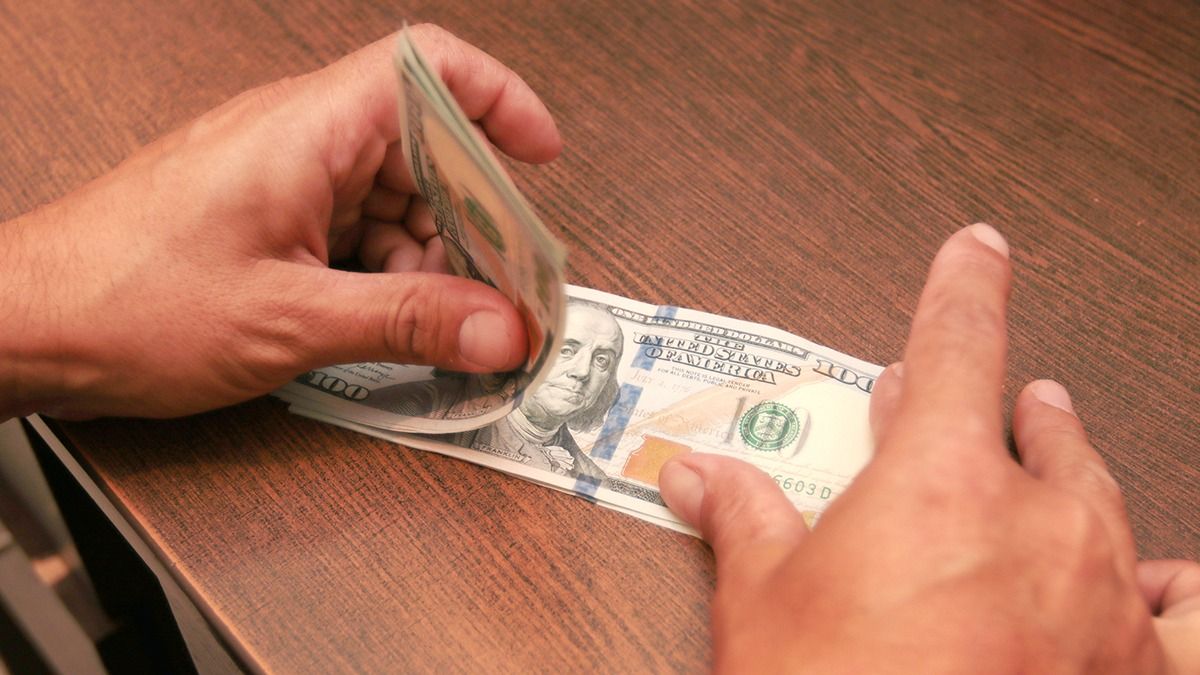 El dólar blue hoy en Mendoza cerró este viernes a $347.