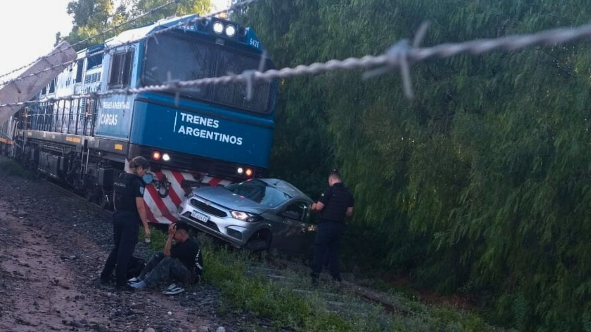 Un tren carbonero arrolló a un auto en Maipú y el automovilista sufrió solo lesiones leves