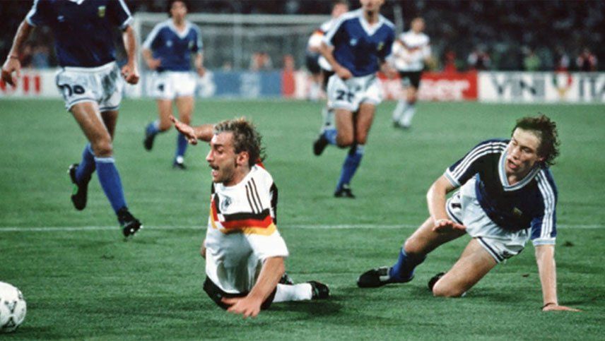 Rudi Völler cae ante la falta de Roberto Sensini. Se daría el penal que luego nos arrebató el Mundial 1990. Rudi Völler cae ante la falta de Roberto Sensini. Se daría el penal que luego nos arrebató el Mundial 1990.