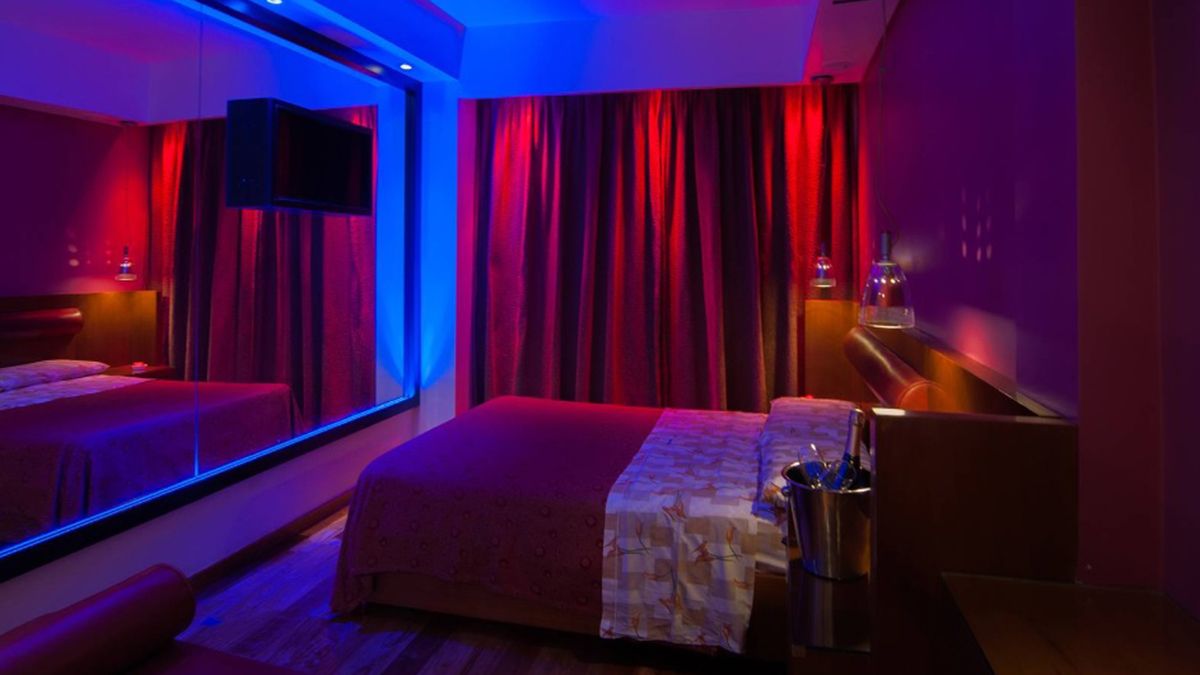 Una mujer fue encontrada muerta en un hotel alojamiento y su amante fue detenido