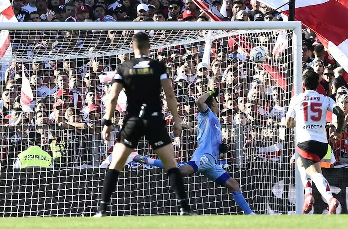 Agustín Marchesín ve cómo el tiro libre de Franco Mastantuono terminó en gol.