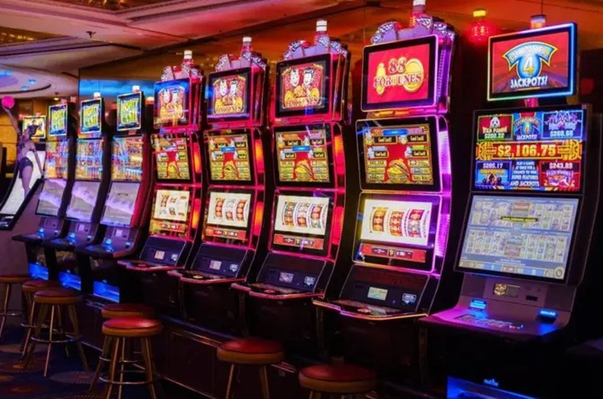 El hombre pudo ganar tres premios en el casino. El hombre pudo ganar tres premios en el casino.