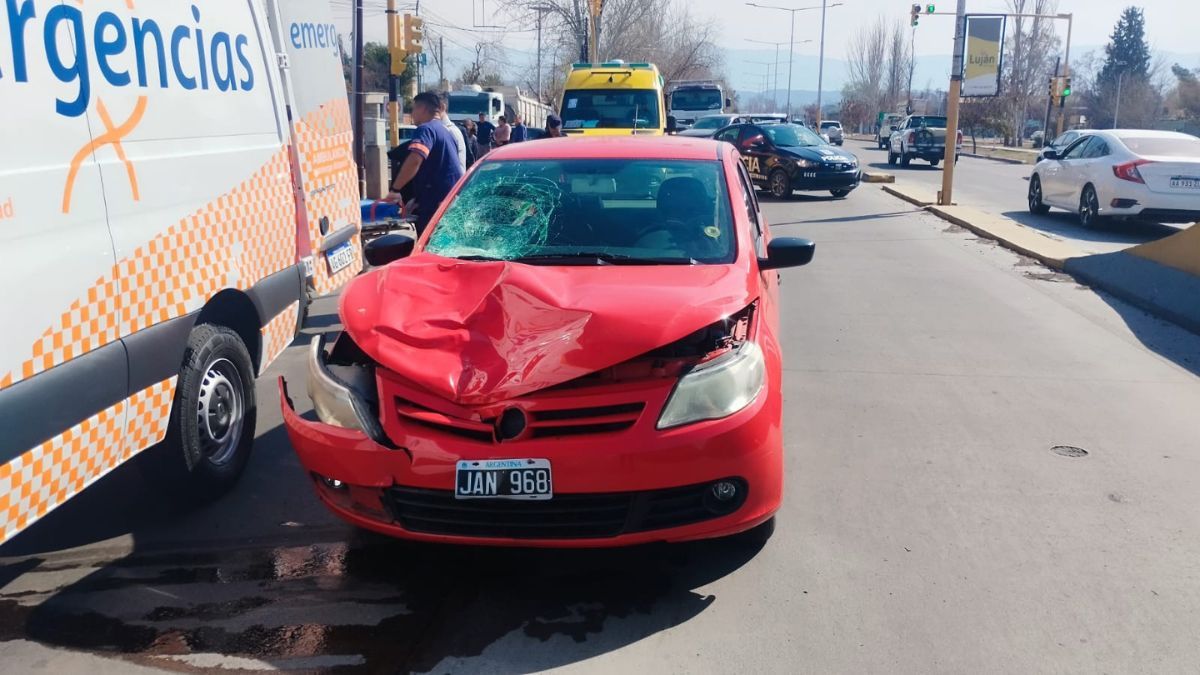 El estado en el que quedó el Gol muestra el fuertísimo impacto que sufrió la víctima fatal. 