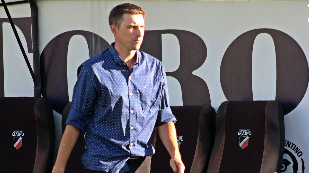 El entrenaor Luciano Theiler, feliz por el triunfo de su equipo.