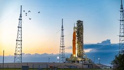 El cohete SLS y la nave Orión aguardan el lanzamiento de Artemis II, la misión que llevará astronautas a la órbita lunar. Foto: EFE.