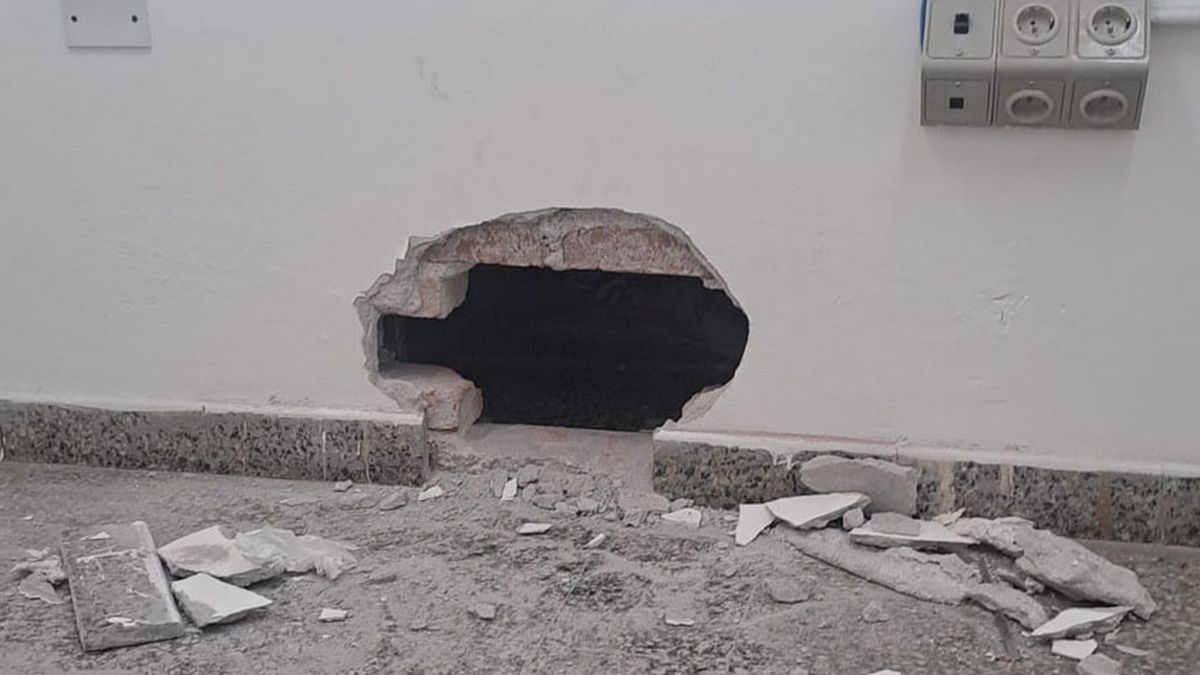 El boquete que habrían hecho los detenidos que escaparon de la Comisaría 12 de San Martín. El boquete que habrían hecho los detenidos que escaparon de la Comisaría 12 de San Martín.