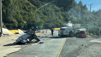 Un camión volcó en Chile a 30 kilómetros del Paso Cristo Redentor, pero no afectó a las Aduanas