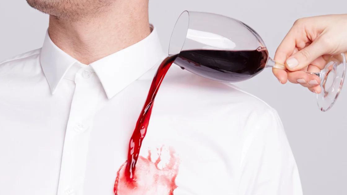 Con este truco casero dejarás tu ropa reluciente luego de un percance con vino tinto.