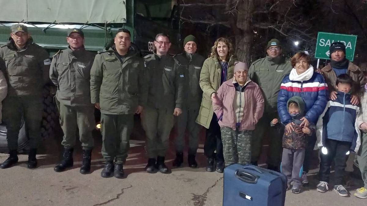 Gendarmería Nacional con algunos de los alumnos y maestros rescatados de la escuela de Los Molles. Gendarmería Nacional con algunos de los alumnos y maestros rescatados de la escuela de Los Molles.