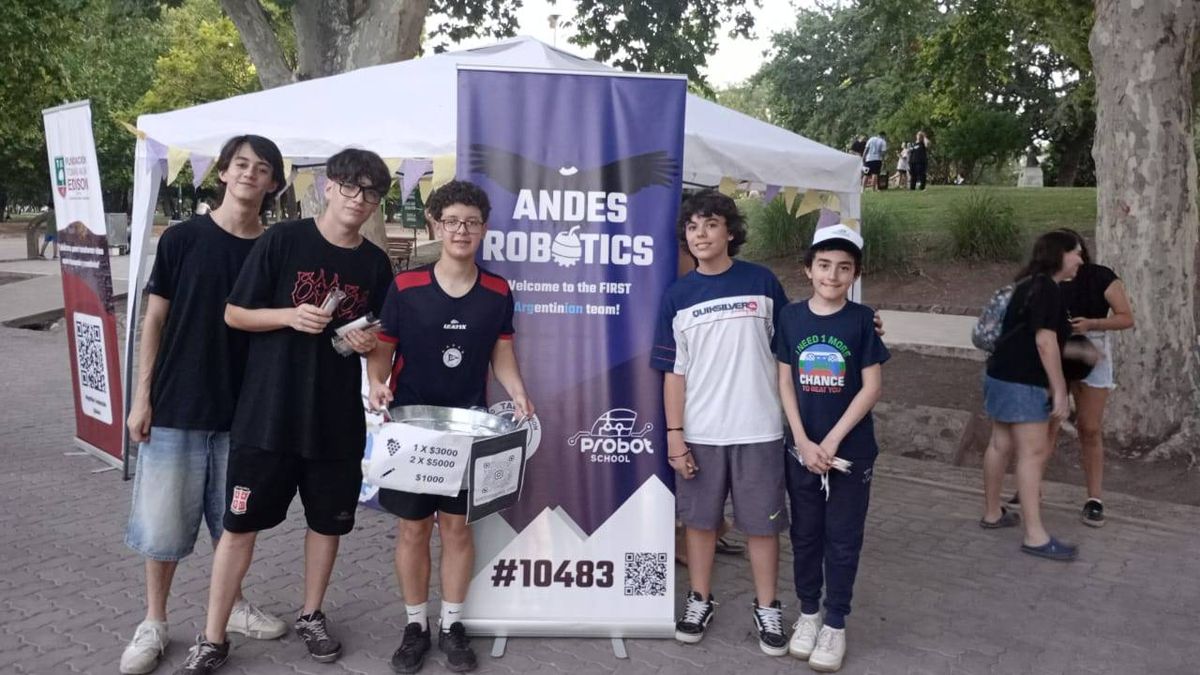 Estudiantes del colegio Tomás Edison venden uva para costear su próximo viaje al mundial de robótica. Gentileza.