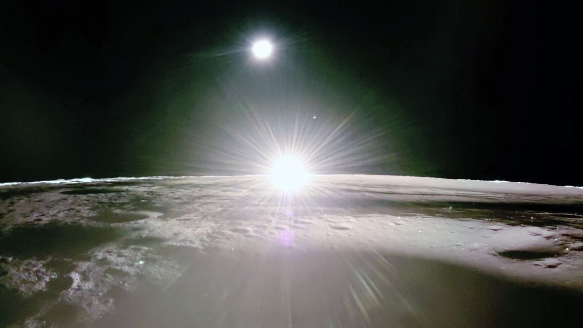 La impresionante imagen de un atardecer lunar. La impresionante imagen de un atardecer lunar.