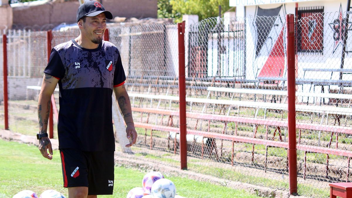 Rubens Sambueza tendrá su estreno como DT en la cancha de Chacarita ante el Funebrero. Rubens Sambueza tendrá su estreno como DT en la cancha de Chacarita ante el Funebrero.