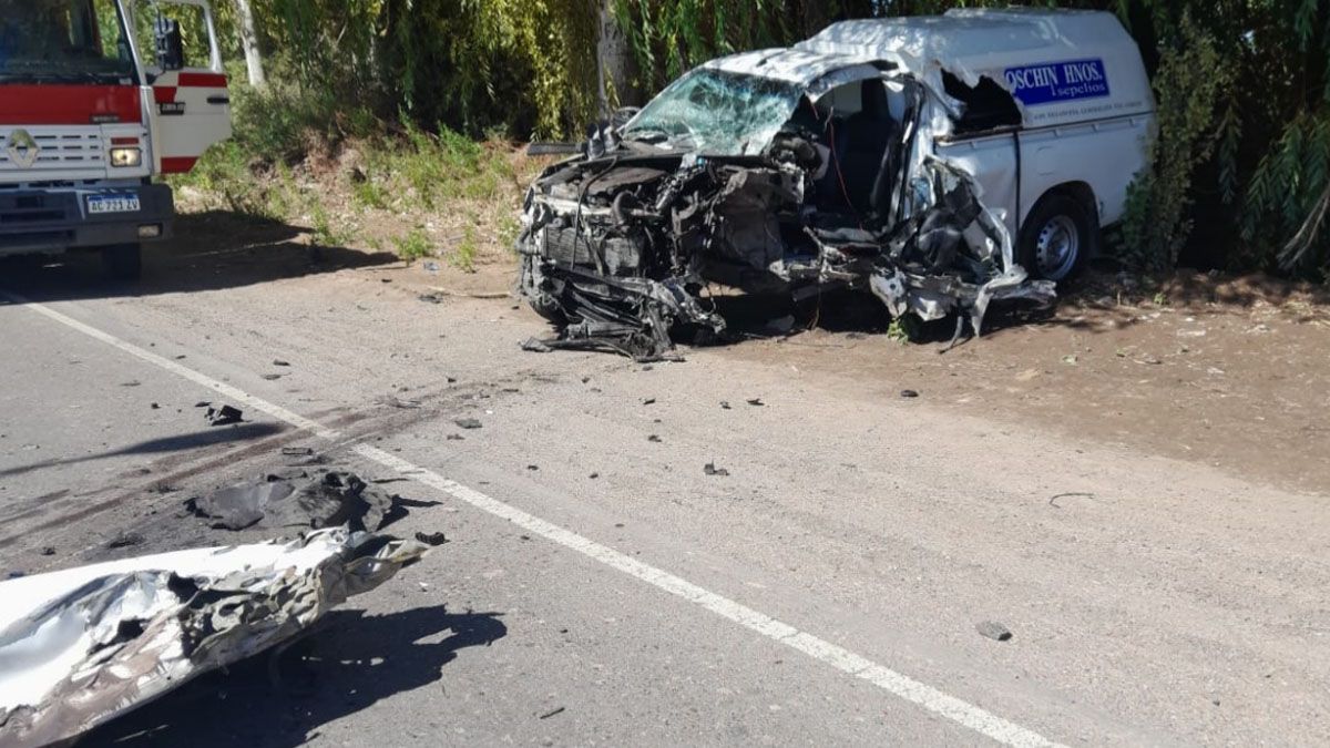 La camioneta de empresa de sepelios que trasladaba un féretro, quedó prácticamente destrozada tras impactar contra el camión, en Lavalle