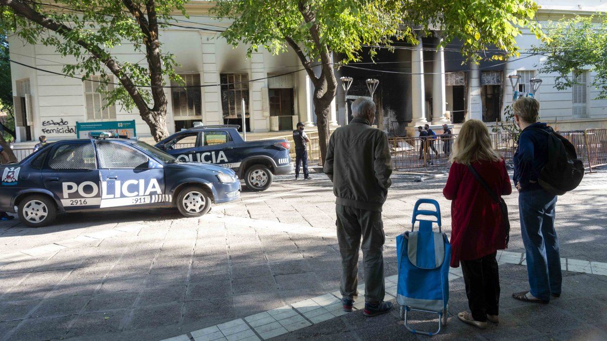 Vecinos observan los daños.