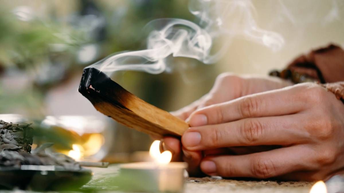 Ritual con Palo Santo y los 4 beneficios enormes que tiene para el Feng Shui