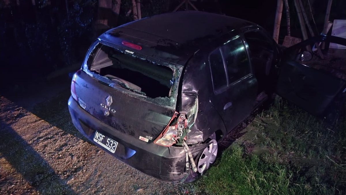 Así quedó el Renault Clío luego del accidente con un motociclista en Las Heras. Así quedó el Renault Clío luego del accidente con un motociclista en Las Heras.