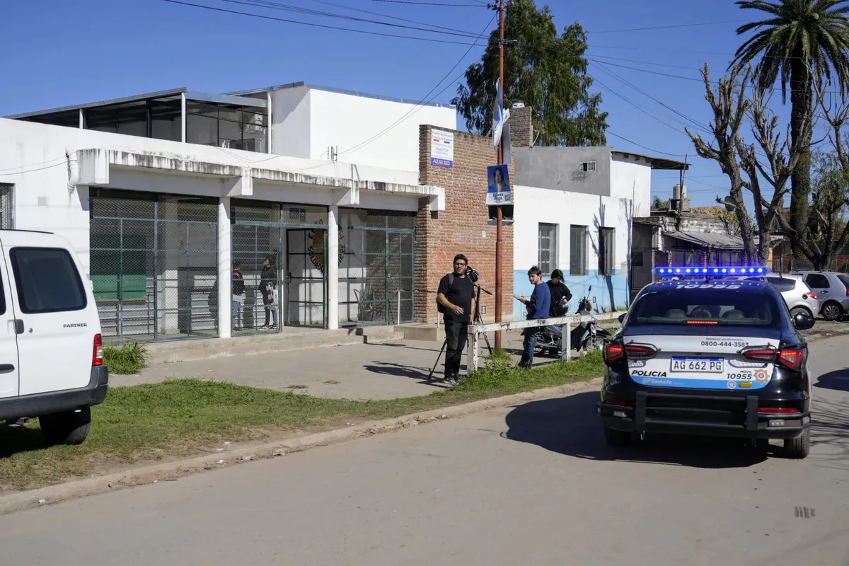 Terror y pánico en una escuela: un alumno asistió armado al colegio y amenazó a todos sus compañeros Terror y pánico en una escuela: un alumno asistió armado al colegio y amenazó a todos sus compañeros
