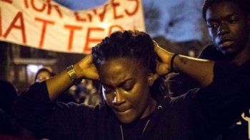 Manifestantes llevaron una cabeza de cerdo a la Policía de Ferguson, EE.UU.