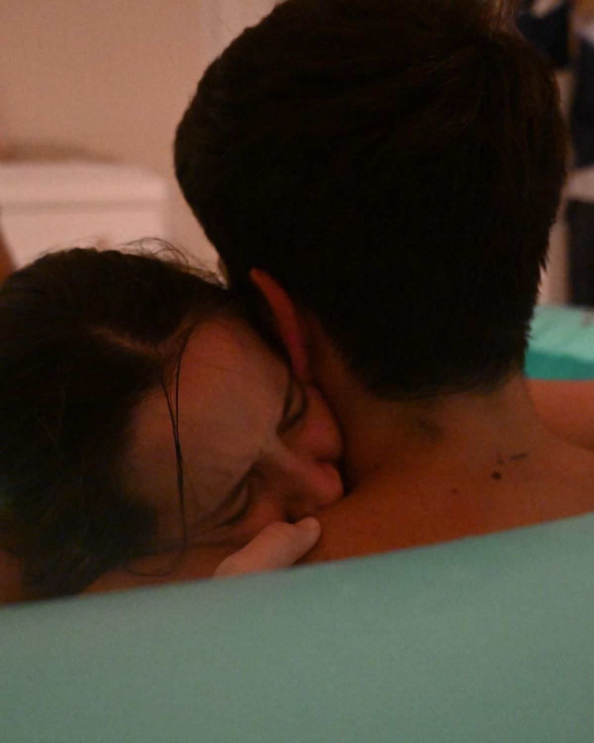 Otra de las fotos del parto de Índigo compartidas por Camilo, quien dijo: