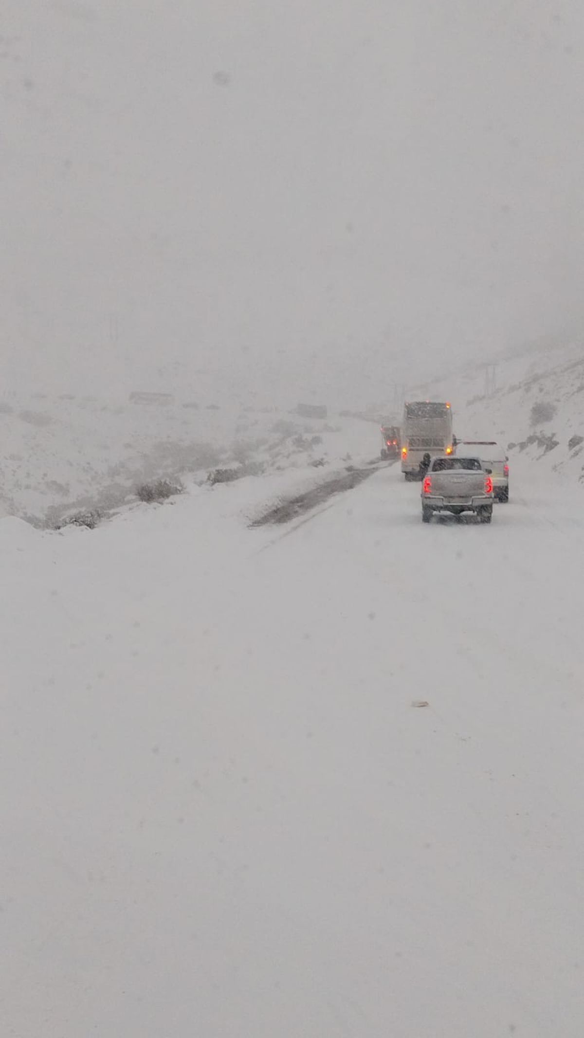 Vista de la ruta 222 por la que se accede a Las Leñas y sobre la que Vialidad decidió el corte para el tránsito vehicular