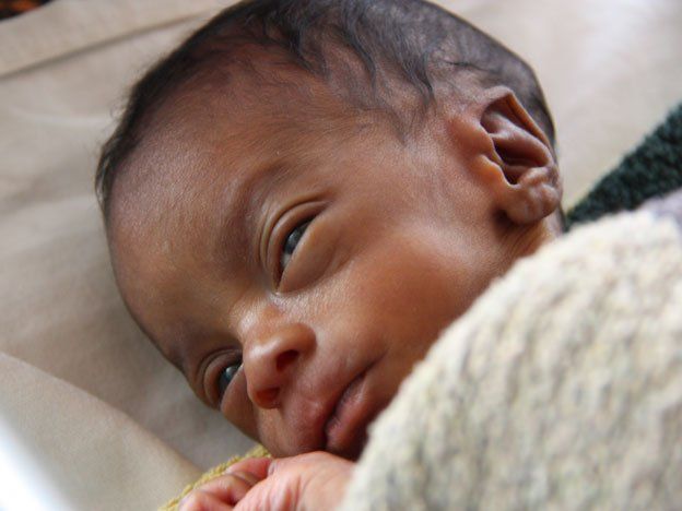 Un millón de bebés mueren al año en su primer día de vida por falta de atención médica