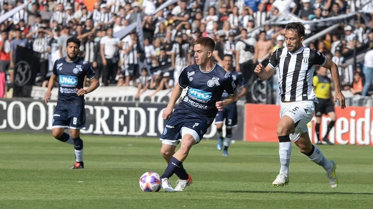 Matías Villarreal, el volante que jugó en Independiente Rivadavia y Gimnasia y Esgrima, habló del clásico