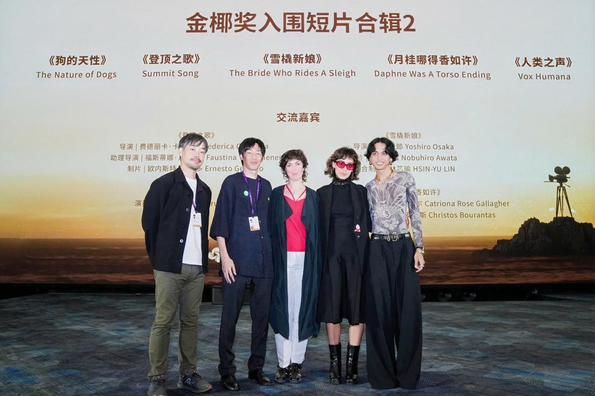 La directora de cine mendocina, Federica Cafferata, junto a los demás realizadores de cortos que compitieron en el festival chino. La directora de cine mendocina, Federica Cafferata, junto a los demás realizadores de cortos que compitieron en el festival chino.
