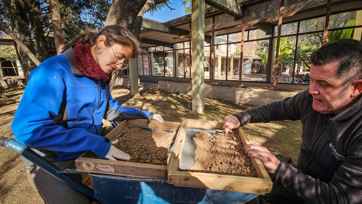 El minucioso trabajo que realiza el equipo de arqueólogos de Mendoza en lo que era el asilo San Vicente de Paul. El minucioso trabajo que realiza el equipo de arqueólogos de Mendoza en lo que era el asilo San Vicente de Paul.