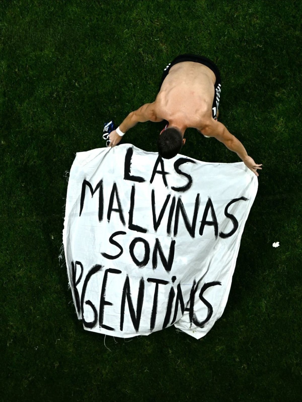 Lo Celso fue el primero en agarrar la bandera de Malvinas.