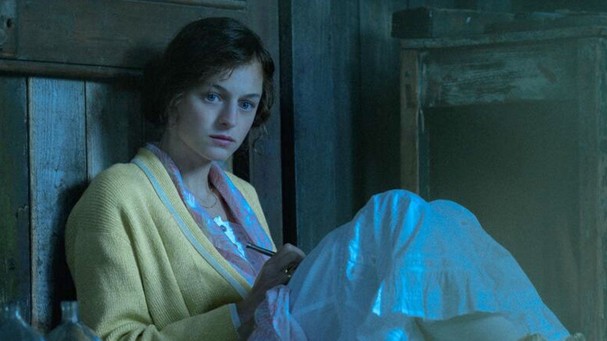 La actriz Emma Corrin interpreta a Lady Chatterley en la película de Netflix.