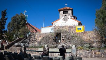 La Virgen de Lourdes de El Challao cumple cien años: su historia, promesas y silencios bajo la misma montaña La Virgen de Lourdes de El Challao cumple cien años: su historia, promesas y silencios bajo la misma montaña
