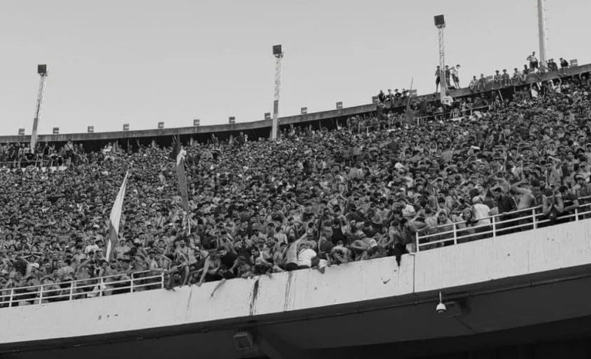 El fútbol en Argelia se tiñó de negro.
