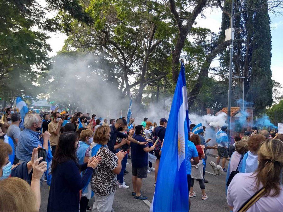 Con banderas argentinas y aplausos hubo protestas contra las restricciones