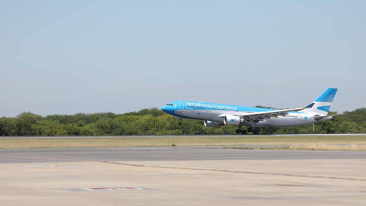 Vacuna rusa: llegó el avión con 300.000 dosis a Argentina