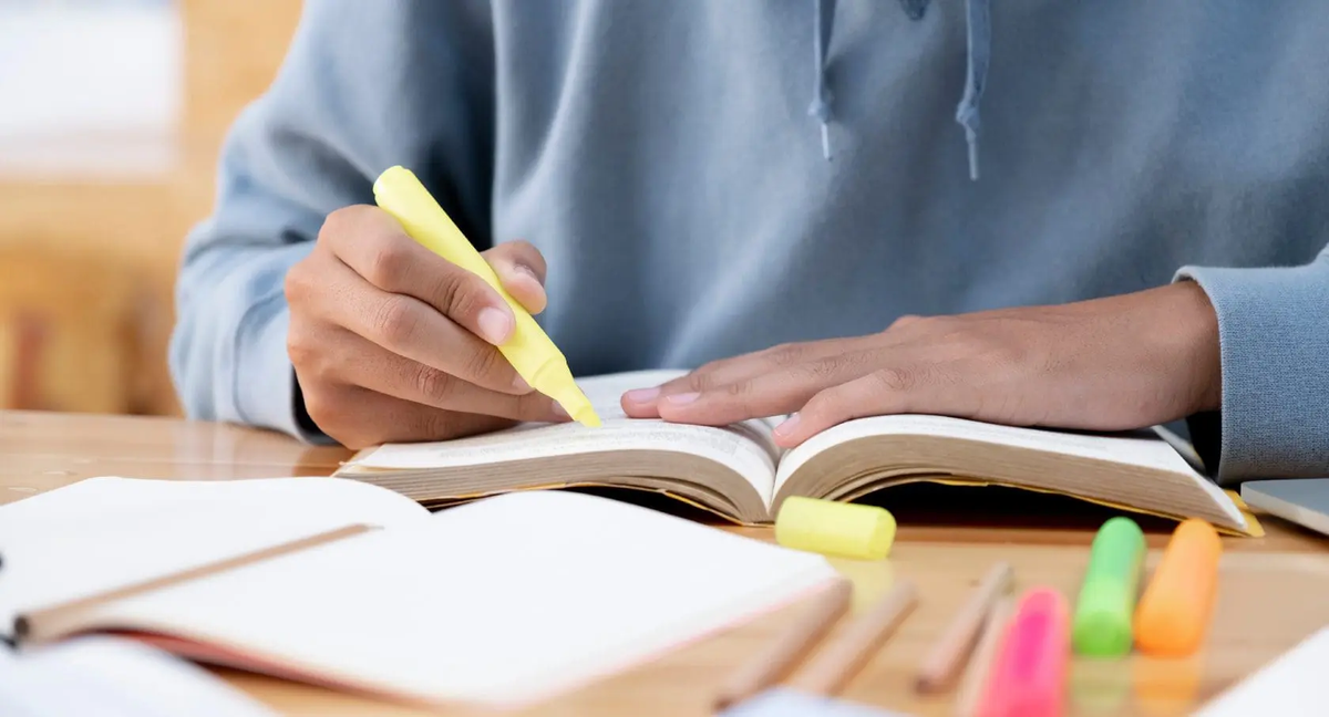 Te dejamos una guía para para que recuerdes qué son los adverbios y cómo se usan. Imagen: Freepik