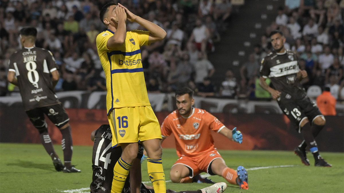 Miguel Merentiel se lamenta por una situación perdida por Boca.