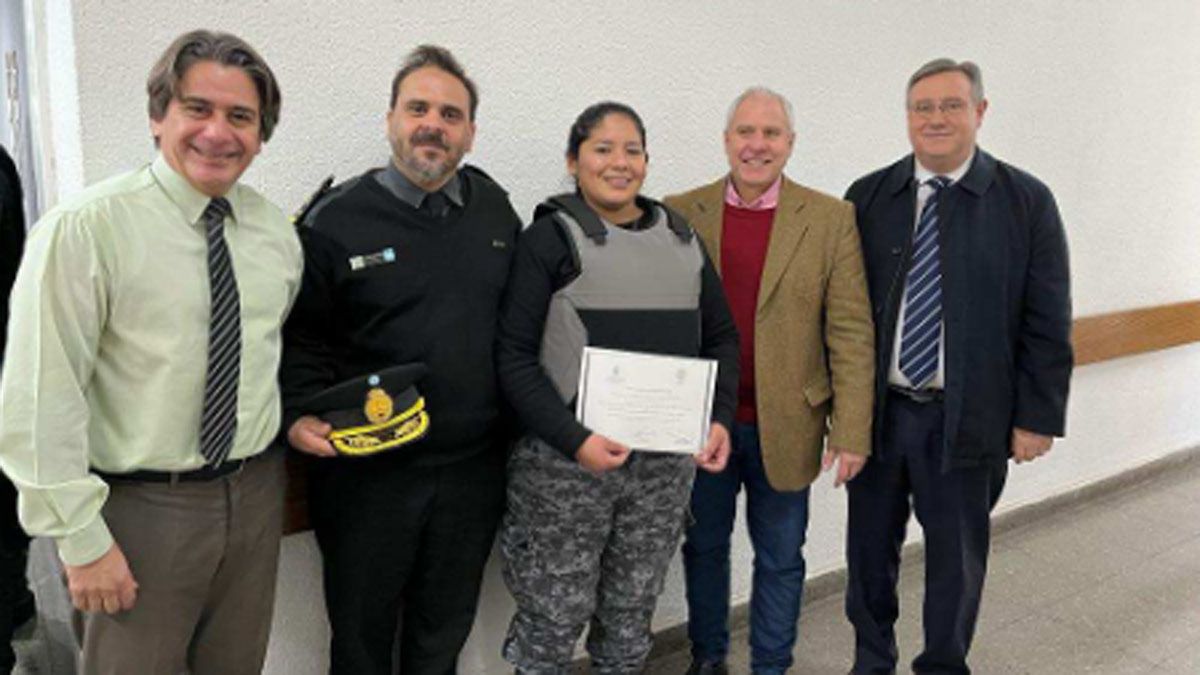 Suboficial Penitenciaria Andrea Gómez acompañada por el Prefecto Juan Pablo Rodríguez, Director Complejo San Felipe, y el presidente der la Inspección General de Seguridad Marcelo Puertas. Suboficial Penitenciaria Andrea Gómez acompañada por el Prefecto Juan Pablo Rodríguez, Director Complejo San Felipe, y el presidente der la Inspección General de Seguridad Marcelo Puertas.