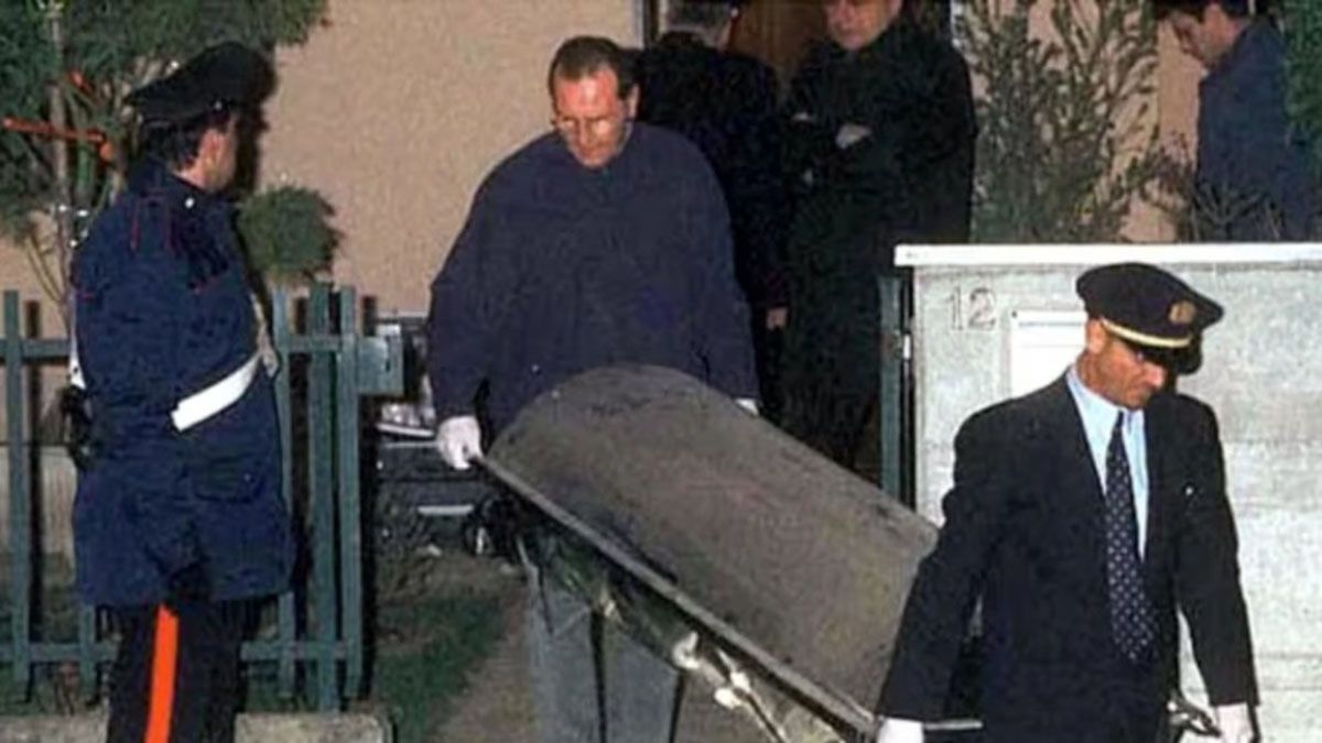 Los policías determinaron rápidamente que en la casa no hubo un robo ya que no las puertas y ventanas no fueron forzadas. Los policías determinaron rápidamente que en la casa no hubo un robo ya que no las puertas y ventanas no fueron forzadas.