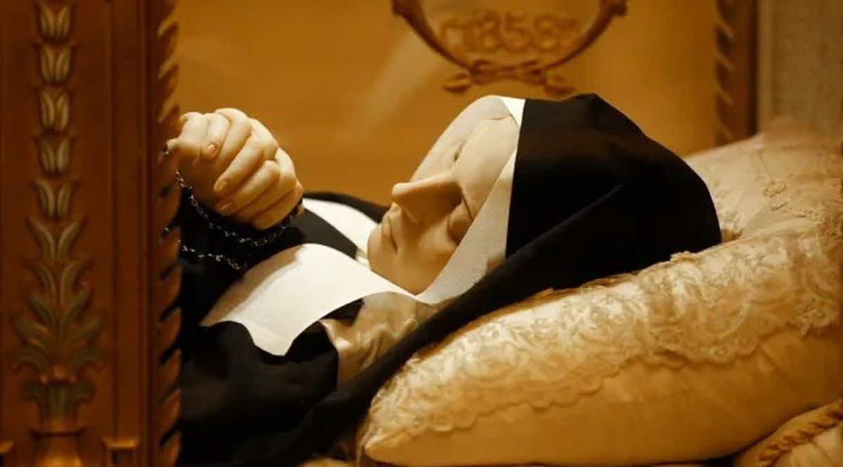 Así pueden verse los restos de Bernardita de Soubirous en capilla del Convento de Saint-Gildard en Nevers, Así pueden verse los restos de Bernardita de Soubirous en capilla del Convento de Saint-Gildard en Nevers,