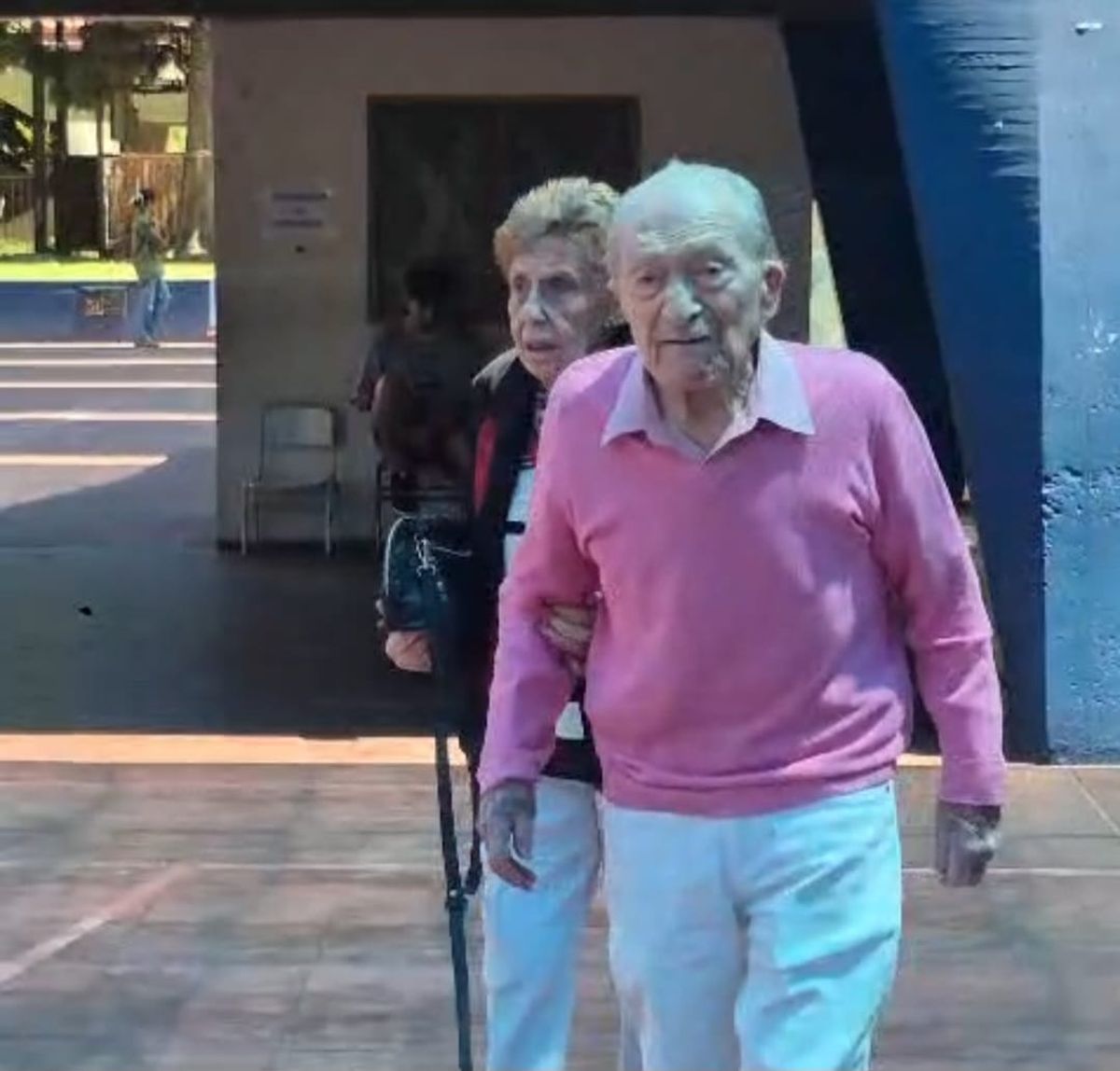 Moisés Roitman, de 100 años, llega a votar con la esposa, Sarita, de 95 años. No se perdió ninguna de las elecciones, dijo. Fotos: Pablo Gamba Moisés Roitman, de 100 años, llega a votar con la esposa, Sarita, de 95 años. No se perdió ninguna de las elecciones, dijo. Fotos: Pablo Gamba