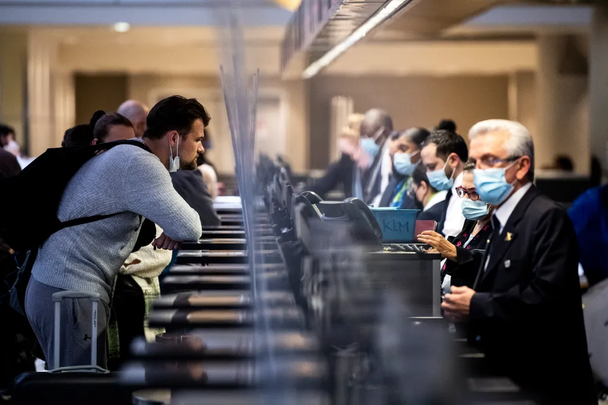 En un aeropuerto de Estados Unidos, usando mascarillas para prevenir el contagio de la covid-19 por recomendación de la Organización Mundial de la Salud (OMS), durante la pandemia. Crédito: EFE/Etienne Laurent. En un aeropuerto de Estados Unidos, usando mascarillas para prevenir el contagio de la covid-19 por recomendación de la Organización Mundial de la Salud (OMS), durante la pandemia. Crédito: EFE/Etienne Laurent.